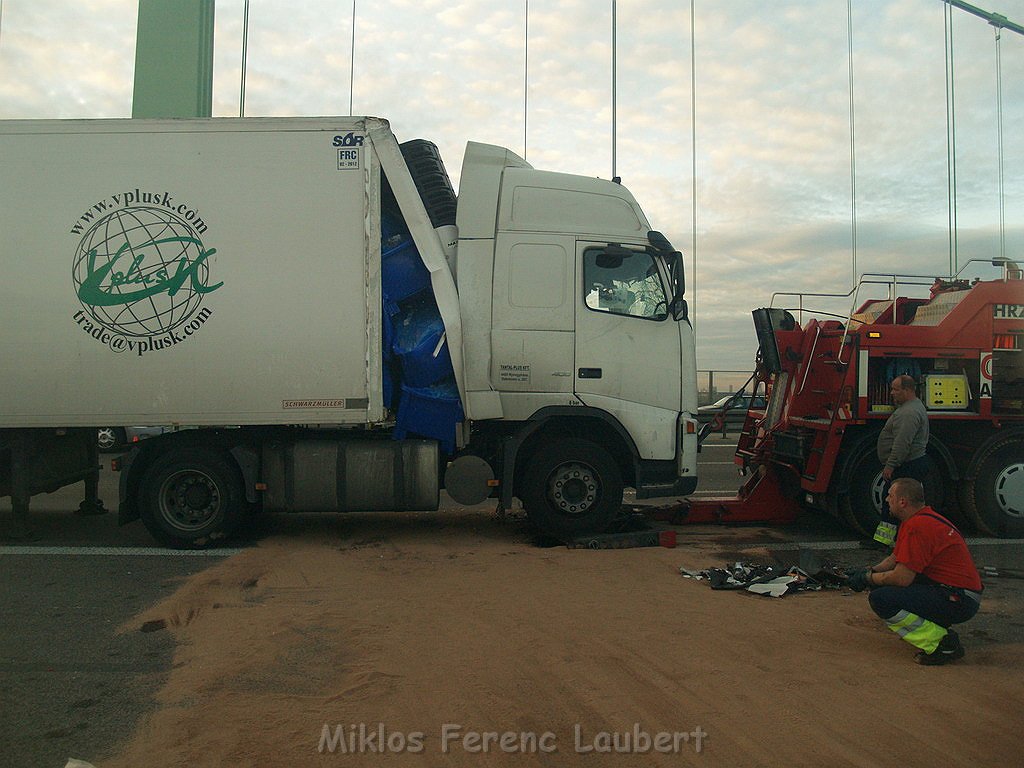 VU 4 LKW s Rodenkirchnerbruecke Rich Olpe P176.JPG